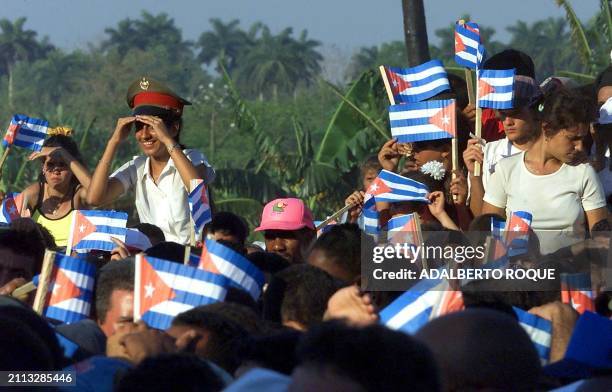 Young Cubans watch as the multitudes celebrate during a tribute in Jaguey Grande, 22 April 2000. Jovenes cubanos miran sobre la multitud durante una...