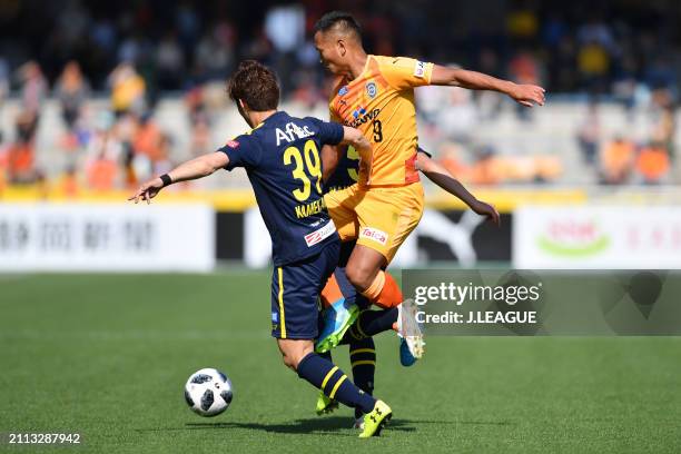 Jong Tae-se of Shimizu S-Pulse competes for the ball against Masashi Kamekawa and Yuta Nakayama of Kashiwa Reysol during the J.League J1 match...