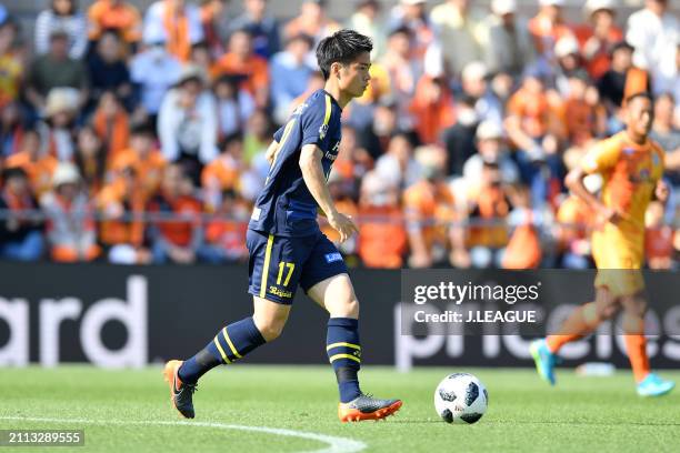 Kohei Tezuka of Kashiwa Reysol in action during the J.League J1 match between Shimizu S-Pulse and Kashiwa Reysol at IAI Stadium Nihondaira on April...