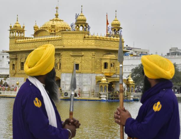 IND: Guru Nanak Nishkam Sewak Jatha Clean The Gold Plated Walls And Dome Of The Golden Temple