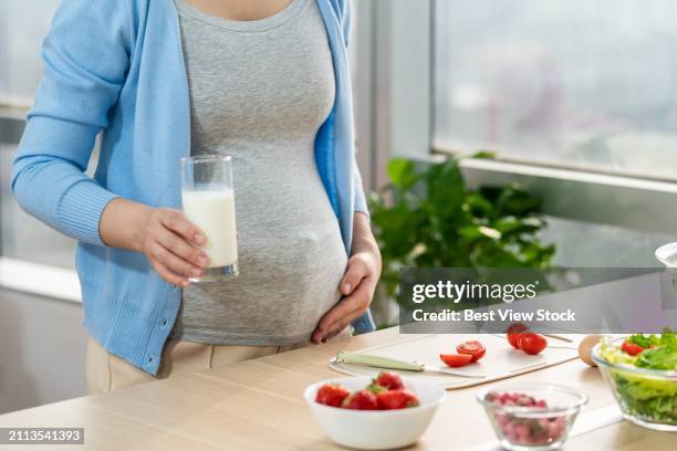 pregnant women happy - egs stockfoto's en -beelden