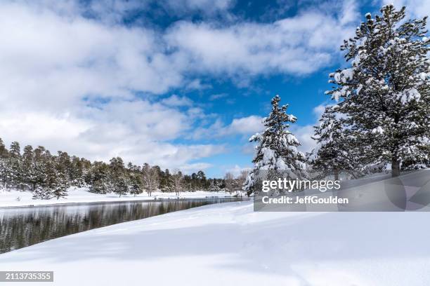 walnut canyon lakes surrounded by snow - flagstaff arizona stockfoto's en -beelden