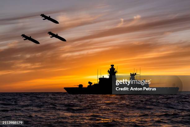 cruise missiles and warship at sea - mer noire photos et images de collection