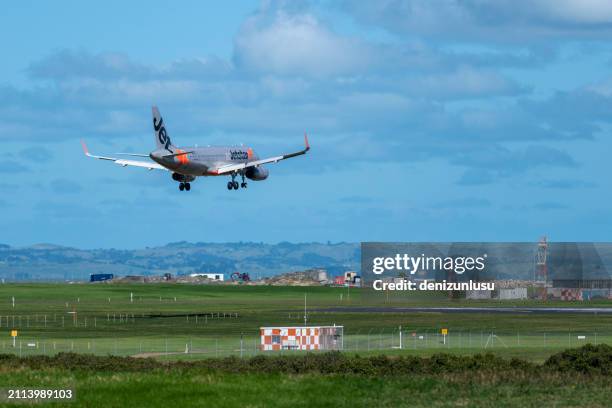 jetstar airbus a320 - auckland international airport stock pictures, royalty-free photos & images