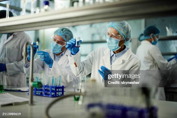 team di scienziati al lavoro su una ricerca in laboratorio. - esperto foto e immagini stock
