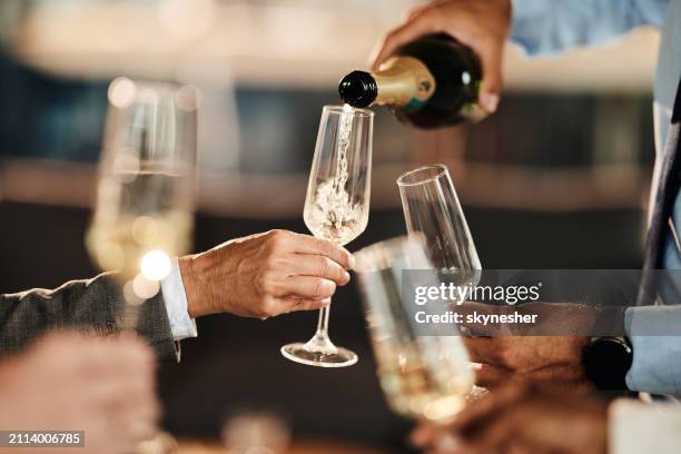 champagner einschenken auf büroparty! - schaumwein stock-fotos und bilder