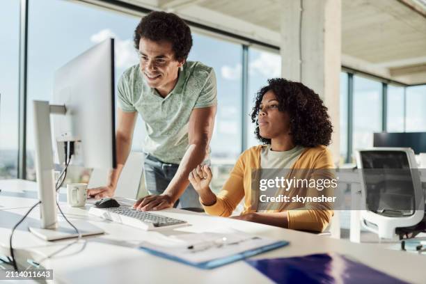 junge programmierer, die im büro am desktop-pc arbeiten. - grafiker stock-fotos und bilder