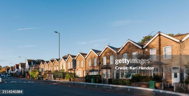 houses on a suburban street - terraced house stock pictures, royalty-free photos & images