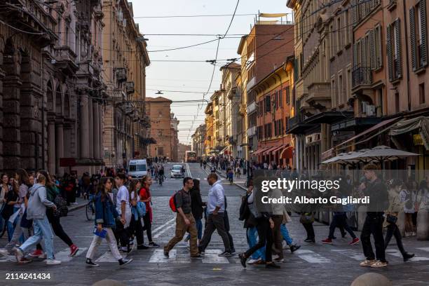 pedoni che attraversano la strada sull'incrocio - attraversare foto e immagini stock