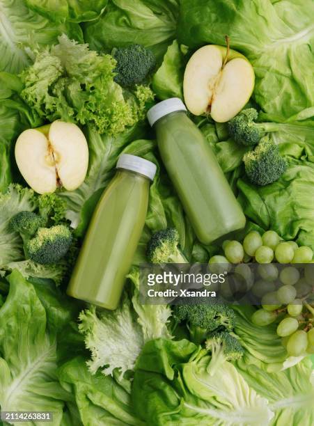 新鮮なレタス、リンゴ、ブロッコリー、ブドウを使った緑黄色野菜ジュースのボトル、健康的な食事のコンセプト。 - grape smoothie ストックフォトと画像
