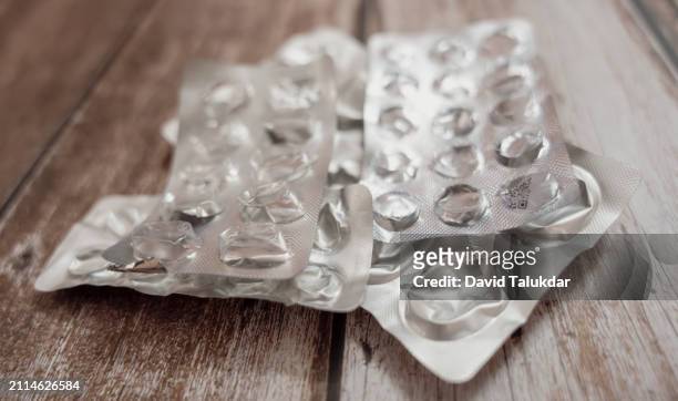 empty pill sachets - vitamin sachet stock pictures, royalty-free photos & images