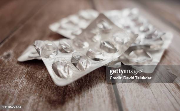 empty pill sachets - vitamin sachet stock pictures, royalty-free photos & images