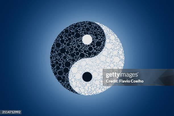 yin-yang symbol on blue background - spirituele verlichting stockfoto's en -beelden