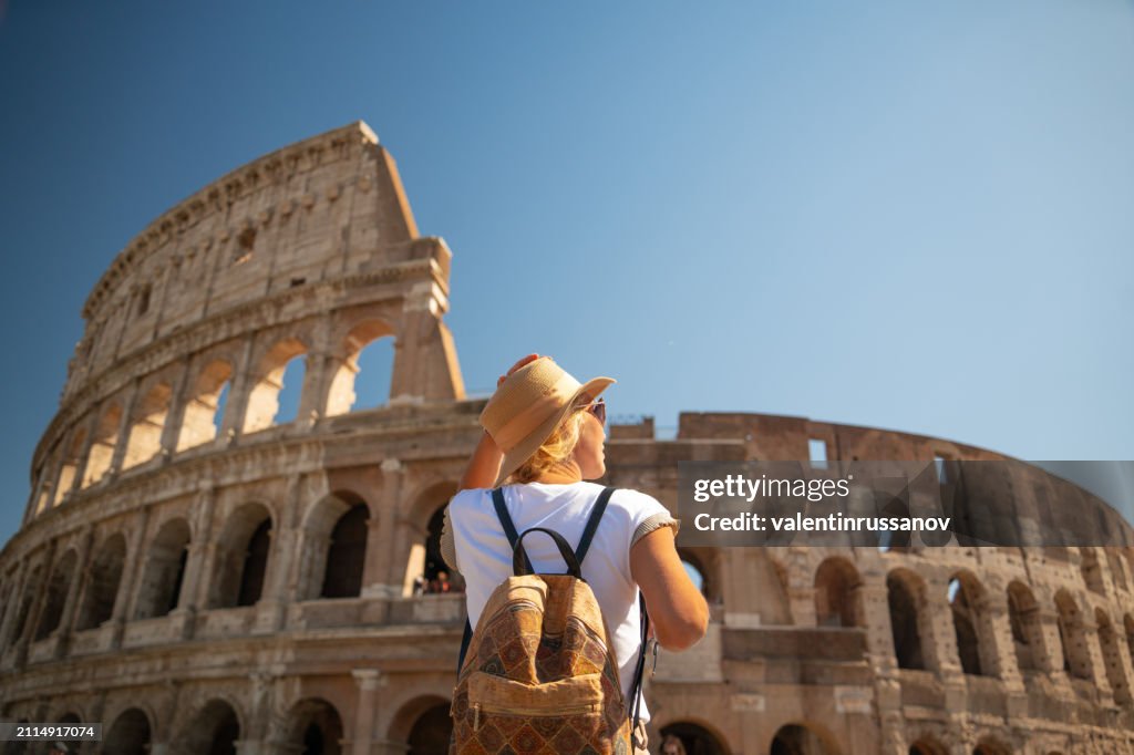 Turista contemplando el Coliseo de Roma, Italia