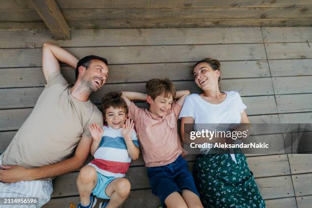 quality time with my family outdoors - familia con dos hijos fotografías e imágenes de stock