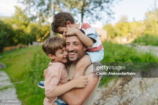 quality time mit meinen jungs - alleinerzieher stock-fotos und bilder