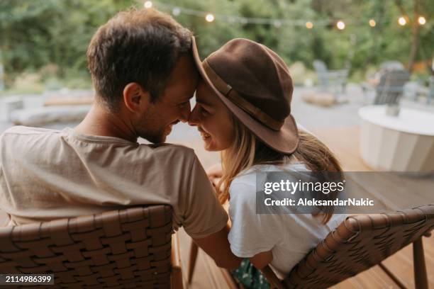 fine della settimana con la mia persona preferita sulla nostra veranda - coppia foto e immagini stock
