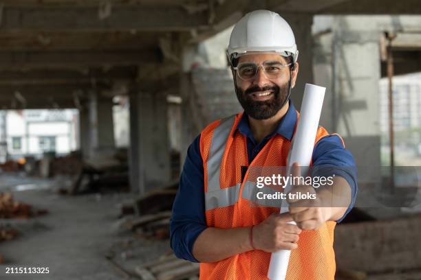 architetto maschio positivo che mostra il segno del pollice in su sul sito - ingegnere civile foto e immagini stock