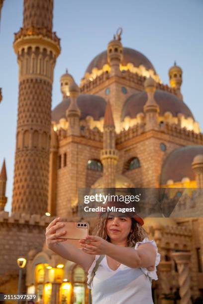 woman taking a selfie in front of al sahaba mosque, (el mustafa mosque) in sharm el sheikh, egypt - sinai egypt stock pictures, royalty-free photos & images