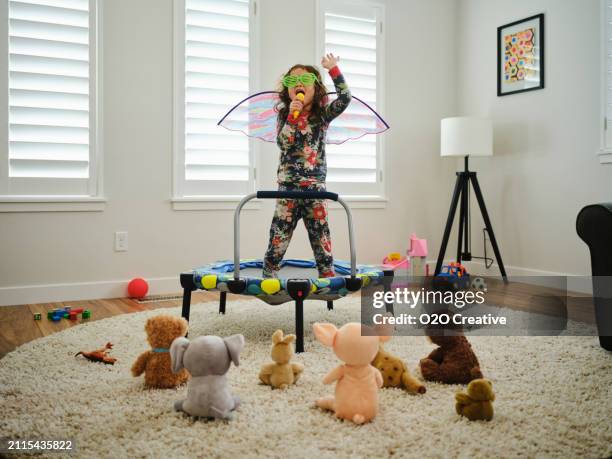preschooler playing a make-believe concert - máscara-vestir-se imagens e fotografias de stock