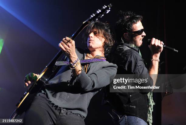 Dean DeLeo and Scott Weiland of Stone Temple Pilots perform at the Fox Theater on October 20, 2009 in Oakland, California.