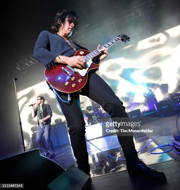 Scott Weiland and Dean DeLeo of Stone Temple Pilots perform at the Fox Theater on October 20, 2009 in Oakland, California.
