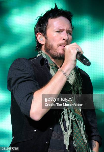 Scott Weiland of Stone Temple Pilots performs at the Fox Theater on October 20, 2009 in Oakland, California.