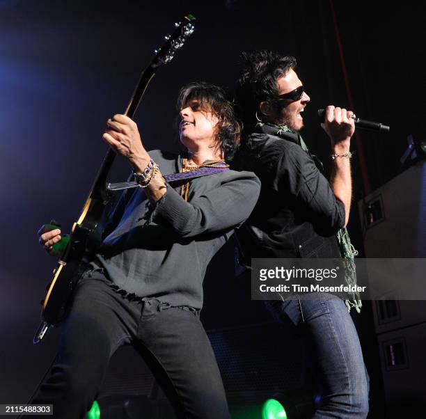 Dean DeLeo and Scott Weiland of Stone Temple Pilots perform at the Fox Theater on October 20, 2009 in Oakland, California.