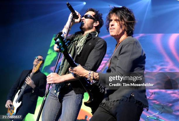 Robert DeLeo, Scott Weiland, and Dean DeLeo of Stone Temple Pilots perform at the Fox Theater on October 20, 2009 in Oakland, California.
