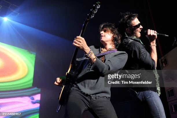 Dean DeLeo and Scott Weiland of Stone Temple Pilots perform at the Fox Theater on October 20, 2009 in Oakland, California.