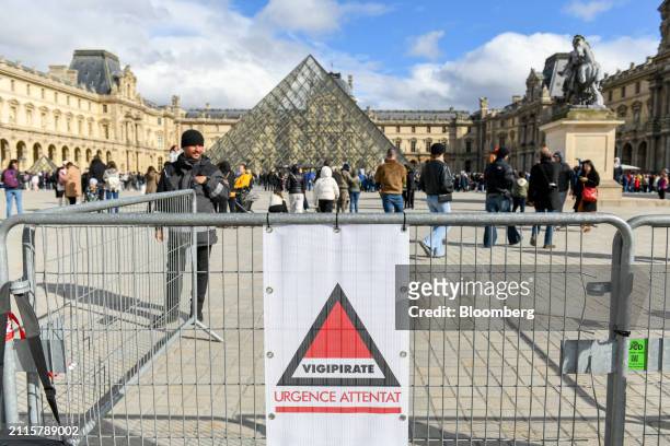 Sign indicates the emergency attack level of the "Vigipirate" campaign to ensure security, near the Louvre museum in central Paris, France, on...