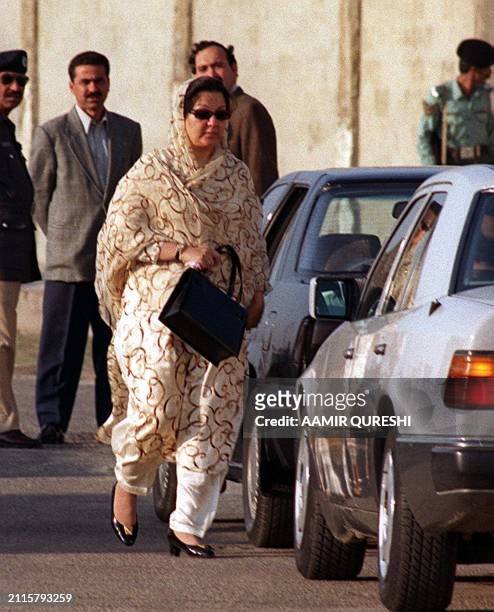 Kulsoom Nawaz, wife of deposed Pakistani premier Nawaz Sharif, arrives at the anti-terrorism court in Karachi, Pakistan 27 January 2000. Sharif and...