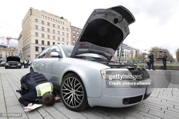 March 2024, North Rhine-Westphalia, Duesseldorf: Police officers inspect a car during a vehicle check. On Good Friday, the police want to intensively...