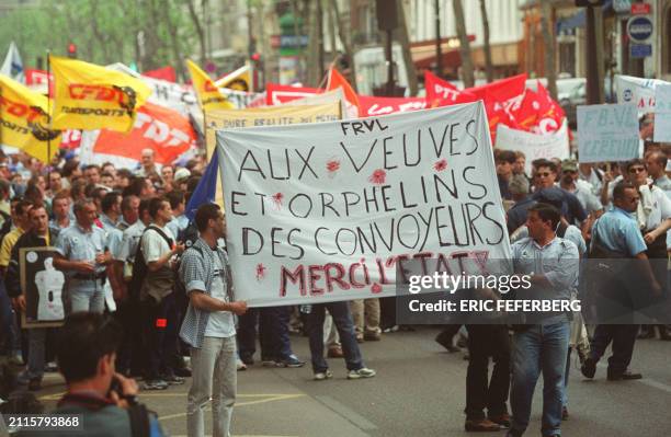 Un millier de convoyeurs de Fonds, en grève massive depuis deux jours, manifestent, le 11 mai 2000 dans les rues de Paris, pour réclamer une...