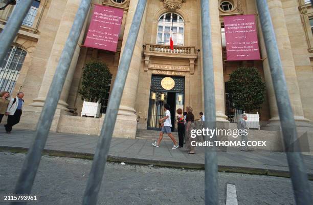 Vue de la façade de la mairie du Ve arrondissement prise le 16 mai 2000. Des gendarmes ont effectué, le 16 mai 2000, une perquisition dans les locaux...