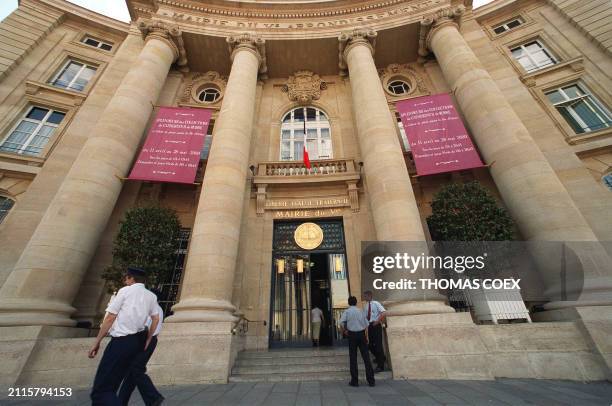 Vue de la façade de la mairie du Ve arrondissement prise le 16 mai 2000. Des gendarmes ont effectué, le 16 mai 2000, une perquisition dans les locaux...