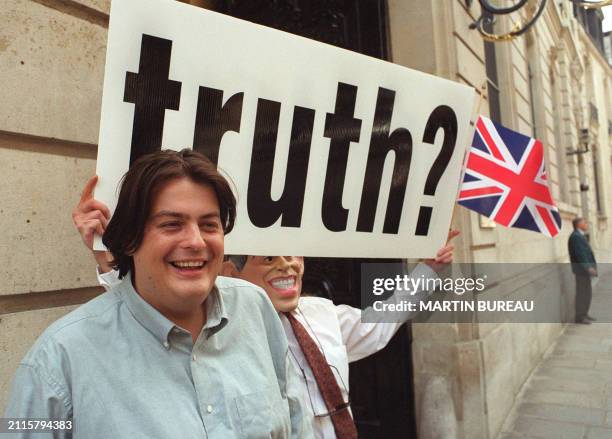 L'ex-espion britannique du MI5, David Shayler, répond aux questions des journalistes devant l'ambassade de Grande-Bretagne à Paris le 17 mai 2000,...