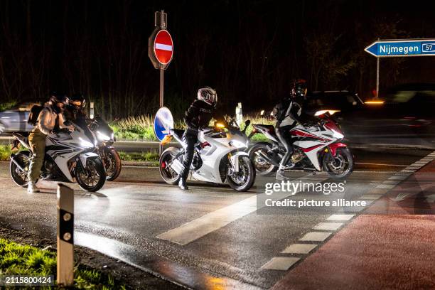 March 2024, North Rhine-Westphalia, Goch: Hundreds of cars and motorcycles as part of "Car-friday" in Goch on the Lower Rhine. On Friday evening,...