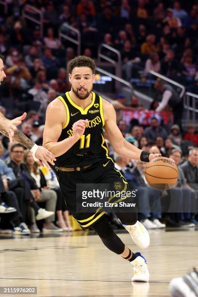 Klay Thompson of the Golden State Warriors dribbles the ball against the Memphis Grizzlies at Chase Center on March 20, 2024 in San Francisco,...