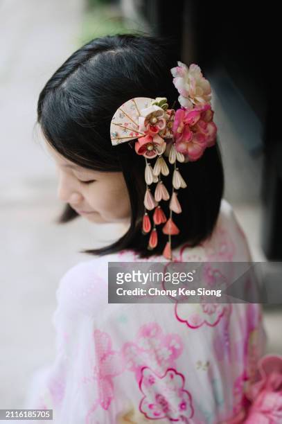 asian girl in kimono - hair accessory imagens e fotografias de stock