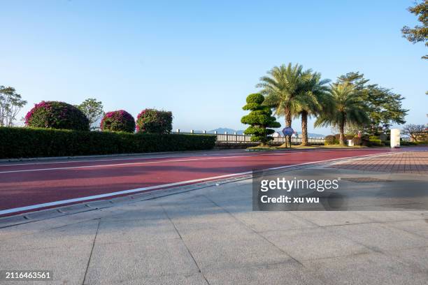 empty red asphalt walking path in the park - 福建省 stock-fotos und bilder