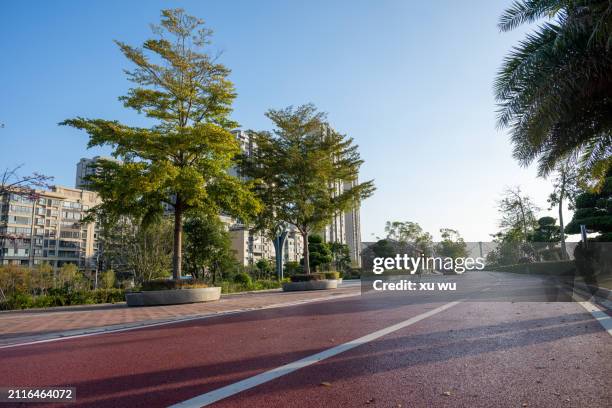 empty red asphalt walking path in the park - 福建省 stock-fotos und bilder