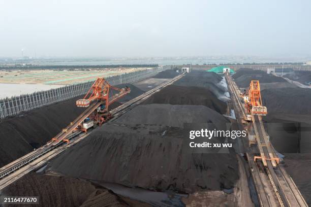 coal port machinery is loading coal - 福建省 stock pictures, royalty-free photos & images