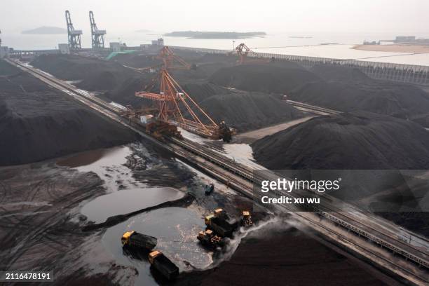 coal port machinery is loading coal - 福建省 stock pictures, royalty-free photos & images