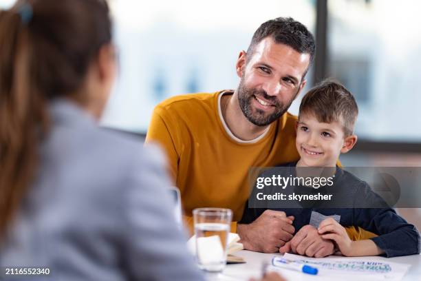 happy single father and his son having a counseling session. - maatschappelijk werker stockfoto's en -beelden