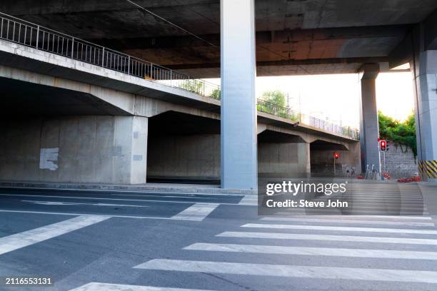 tunnel exit - viga característica arquitectónica fotografías e imágenes de stock