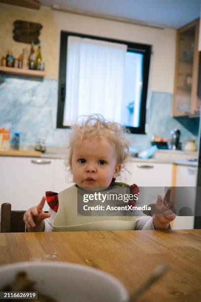 retrato del bebé en la mesa de la cocina - one baby girl only fotografías e imágenes de stock