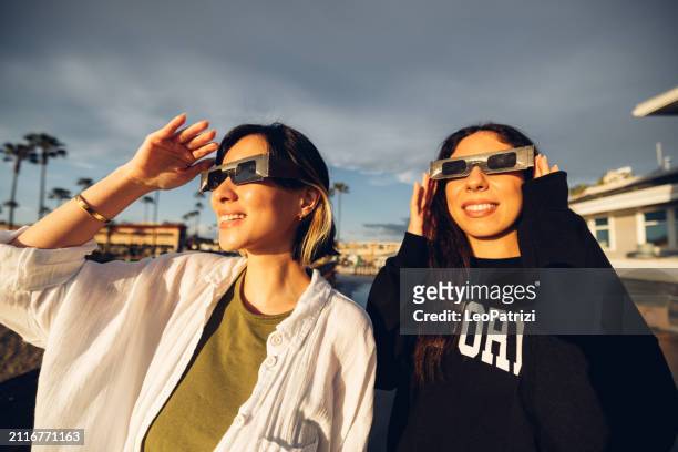 friends watching solar eclipse - solar eclipse glasses stock pictures, royalty-free photos & images
