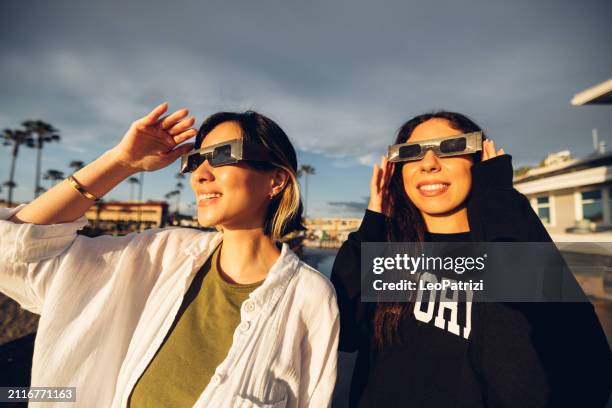 friends watching solar eclipse - eclipse imagens e fotografias de stock