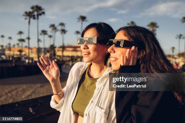 friends watching solar eclipse - watching eclipse stock pictures, royalty-free photos & images